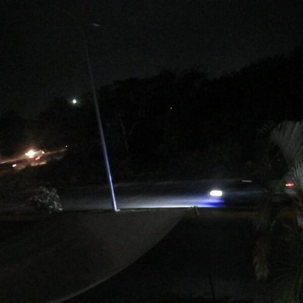 Sin energía eléctrica miles de usuarios en Playa del Carmen.