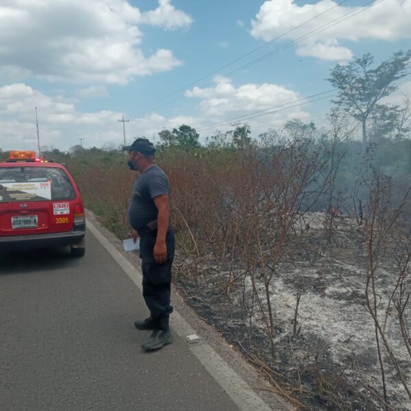 Conato de incendio en la carretera federal Cancún-Mérida.