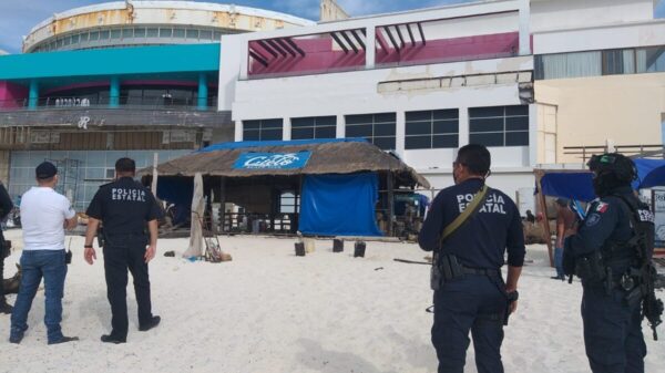 Destruyen palapas y retiran camastros en playa Gaviota Azul de Cancún (VIDEO).