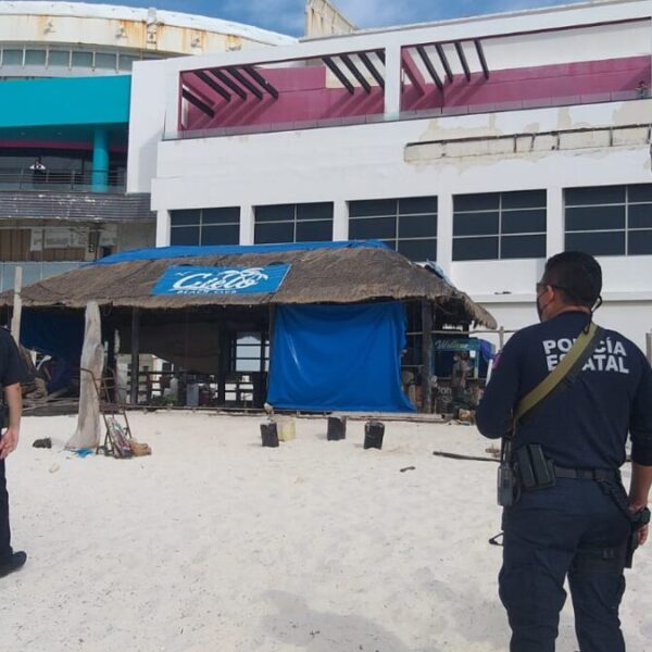 Destruyen palapas y retiran camastros en playa Gaviota Azul de Cancún (VIDEO).