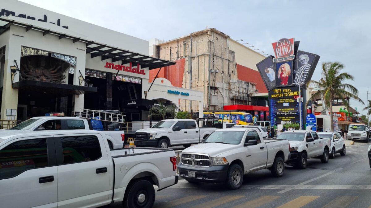 Destruyen palapas y retiran camastros en playa Gaviota Azul de Cancún (VIDEO); autoridades dan cumplimiento a mandato judicial.