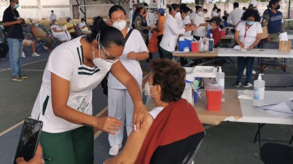 Vacunan contra Covid-19 a abuelitos de Fundación Ciudad de la Alegría.