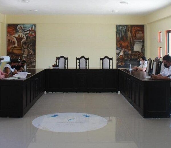 Tesorero y oficial mayor rehúyen a rendir cuentas ante el Cabildo de Felipe Carrillo Puerto.