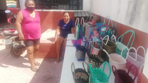 Ofertan bolsas artesanales frente a la CROC en Kantunilkín.