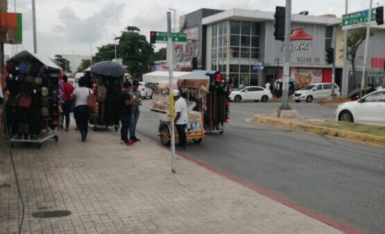 Preocupa aumento del ambulantaje en Playa del Carmen.