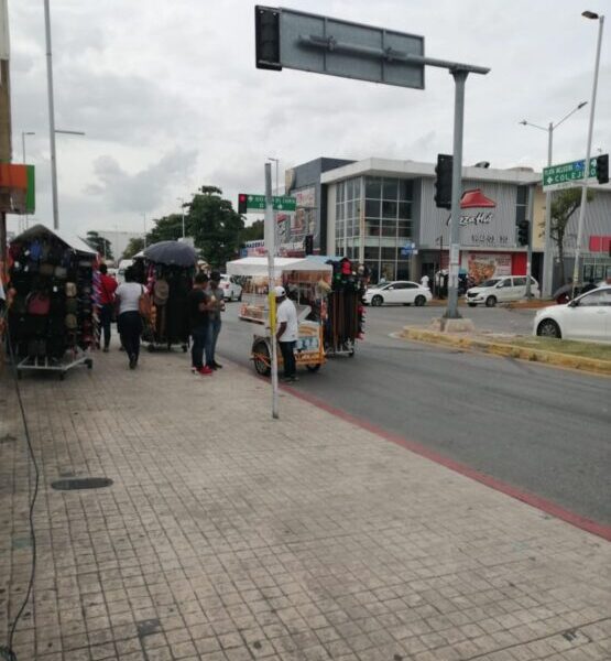 Preocupa aumento del ambulantaje en Playa del Carmen.