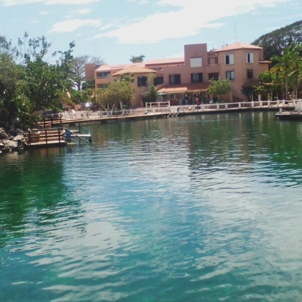 Benefician a unos pocos en Puerto Aventuras.