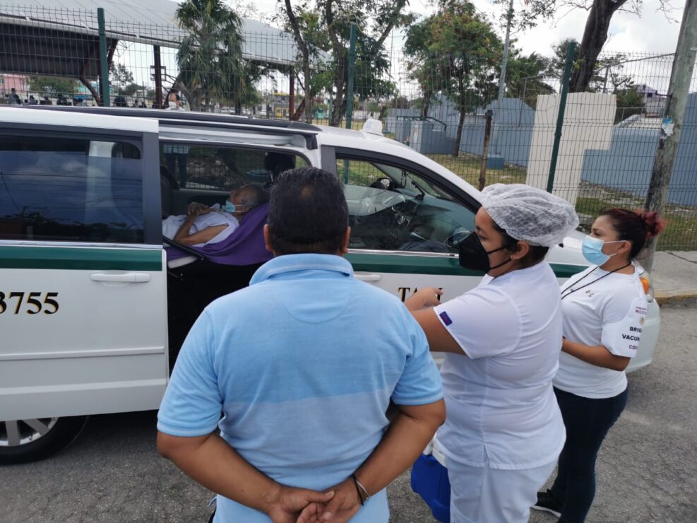 Lleva a vacunarse contra Covid a su padre de 87 años postrado en cama; personal del ISSSTE llega hasta un vehículo para aplicar la dosis.