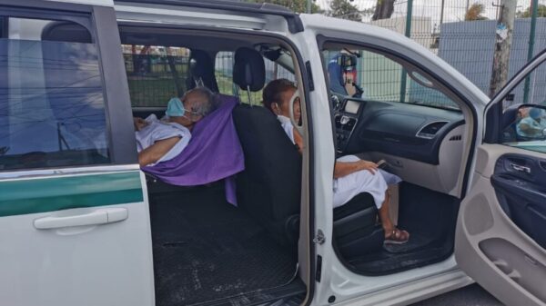 Lleva a vacunarse contra Covid a su padre de 87 años postrado en cama.