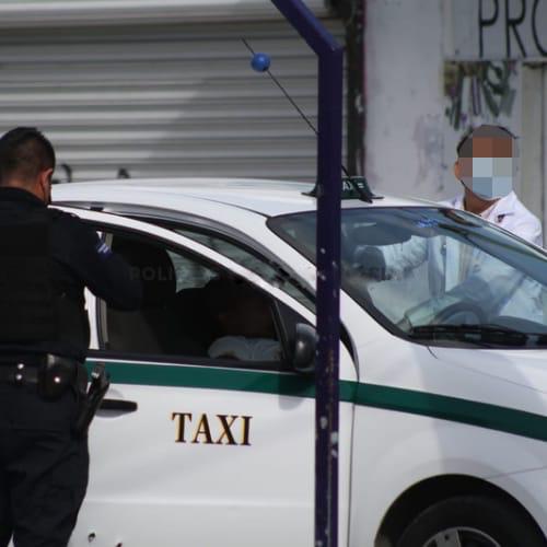 Balean a un taxista de Cancún en la zona de El Crucero (VIDEO); la víctima de la unidad 3550 recibió al menos seis impactos.