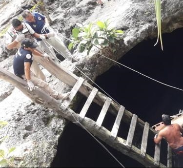 Turista muere ahogado en el cenote Calavera de Tulum; personal de Protección Civil fue el encargado de rescatar el cuerpo.