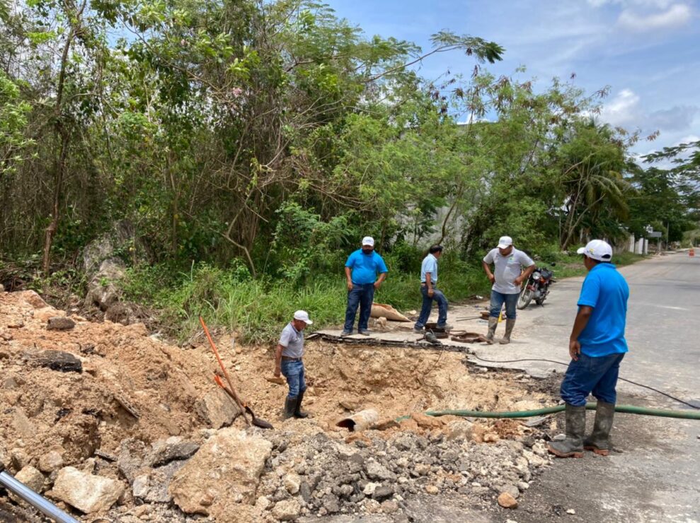 Tubería dañada deja sin agua a cientos de familias en Felipe Carrillo Puerto; al menos 7 colonias se ven afectadas desde el pasado viernes.