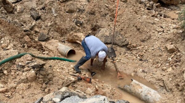 Tubería dañada deja sin agua a cientos de familias en Felipe Carrillo Puerto.
