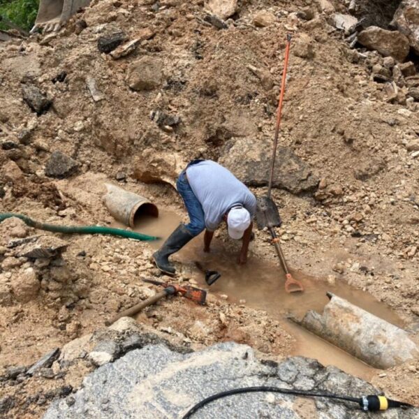 Tubería dañada deja sin agua a cientos de familias en Felipe Carrillo Puerto.