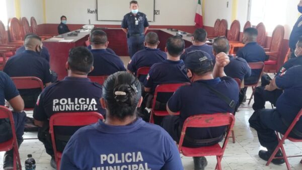 En Lázaro Cárdenas policías participan en un curso de arme, desarme y tiro.