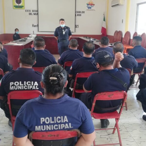 En Lázaro Cárdenas policías participan en un curso de arme, desarme y tiro.
