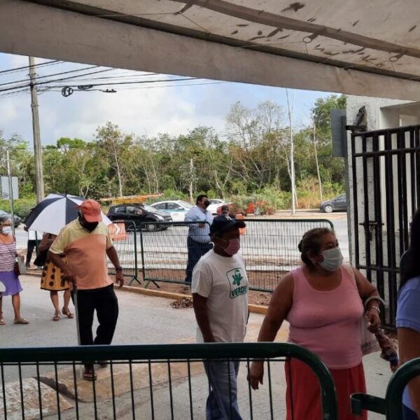 Extienden dos días la jornada de vacunación en Cancún.