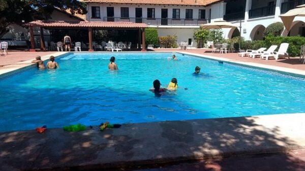 Cofepris suspendió 9 albercas en Cancún por incumplir protocolos sanitarios.