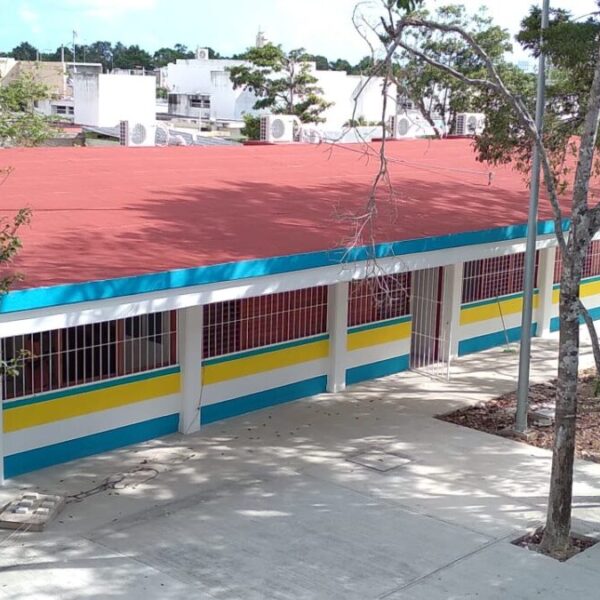 Necesitarían vacunarse 17 mil maestros antes de volver a las aulas en Quintana Roo.