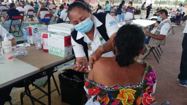 En Kantunilkín aplican segunda dosis de vacuna anticovid a adultos mayores.