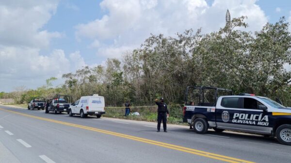 Hallan el cadáver de un joven en el libramiento de Cancún.