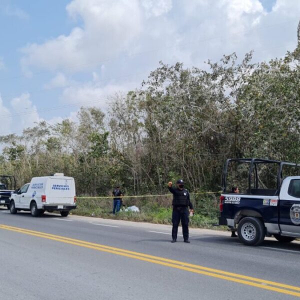 Hallan el cadáver de un joven en el libramiento de Cancún.