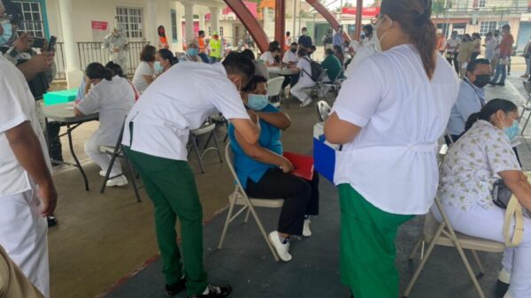 Vacunan contra Covid-19 a personal de Salud de Cozumel.