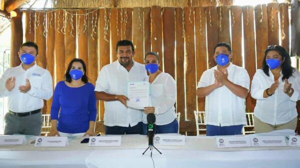 Continúa la diputada Reyna Durán arremetiendo contra Morena.