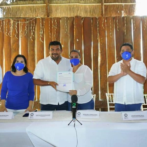 Continúa la diputada Reyna Durán arremetiendo contra Morena.