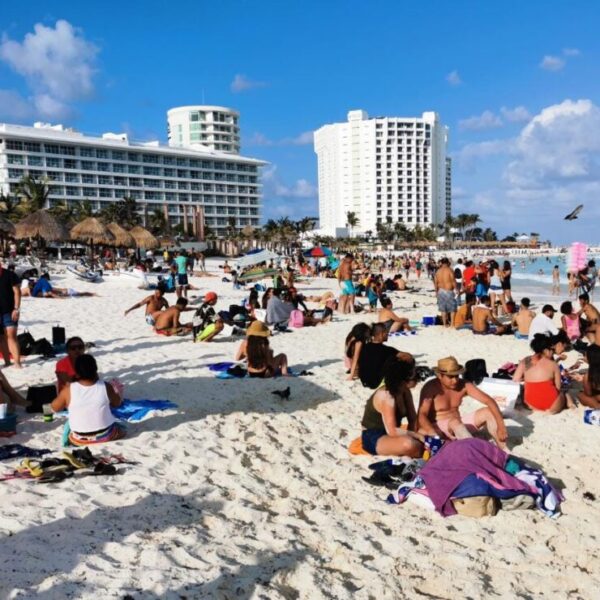 Pese al Covid, lucen abarrotadas plazas comerciales y playas de Cancún.