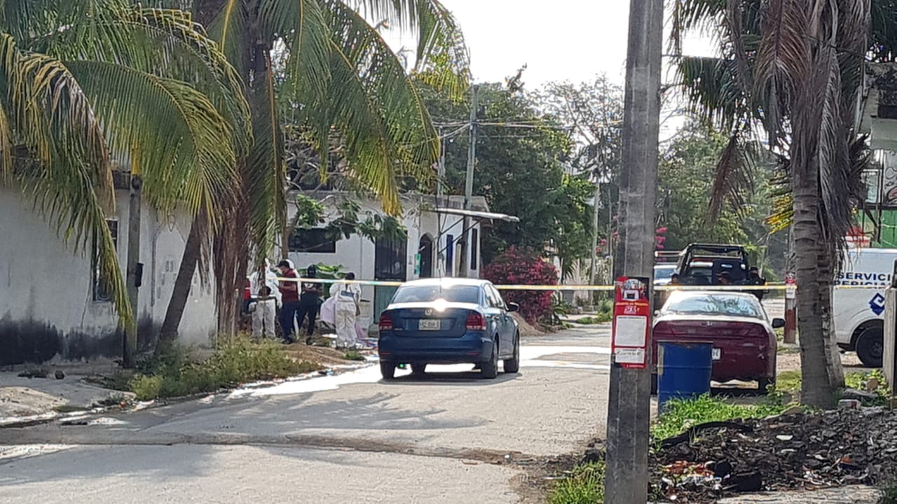 Hallan dos cuerpos calcinados en una camioneta en la delegación Alfredo V. Bonfil (VIDEO); desde anoche se reportaron balaceras en la zona.