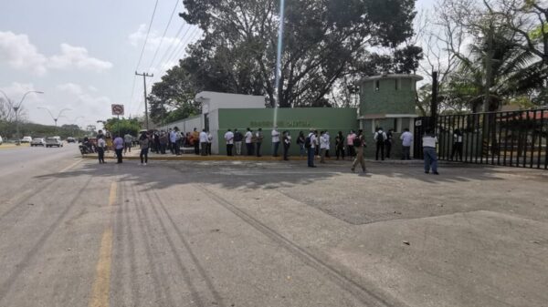 Cancún: Trabajadores de la Salud se dicen contentos por vacunarse contra Covid.