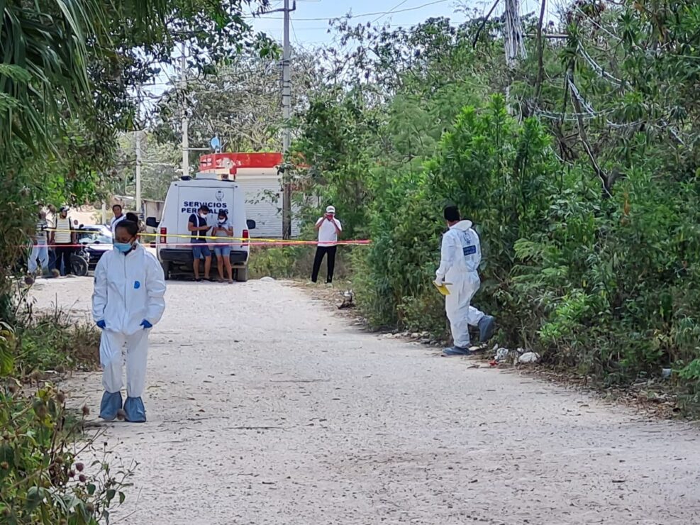 Asesinan a una mujer en la Zona Continental de Isla Mujeres (VIDEO); el cuerpo se encontraba en un camino de terracería de la colonia Loma Bonita.