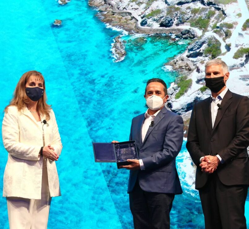 El gobernador de Quintana Roo, Carlos Joaquín, recibió el "Global Leadership Award".