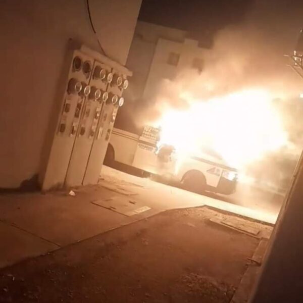 Incendian en Cancún otra unidad del servicio público de pasajeros.