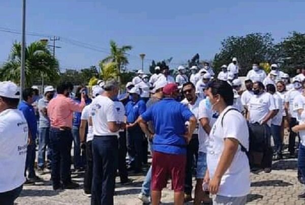 Protestan taxistas de Playa del Carmen por elección amañada en su sindicato.