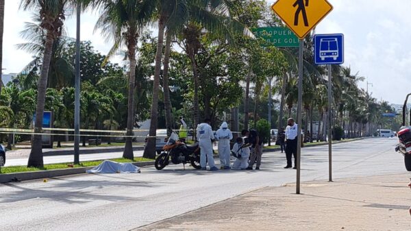 Impacta camión a motociclista y pierde la vida en la Zona Hotelera de Cancún