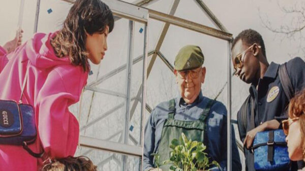 Un agricultor que cosecha  hortalizas gigantes se ha convertido en una estrella de la moda al participar en una campaña de Gucci