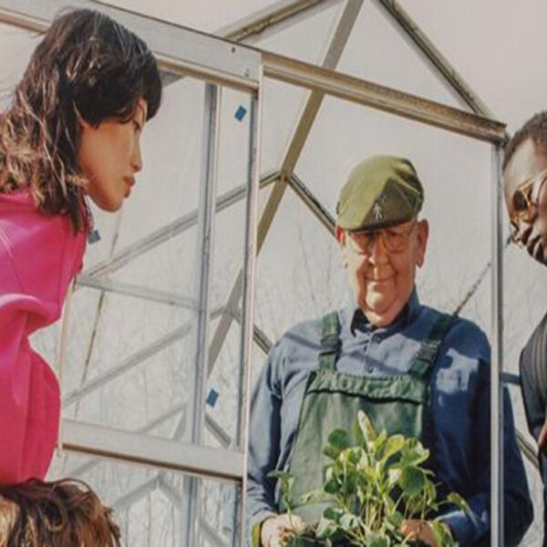 Un agricultor que cosecha  hortalizas gigantes se ha convertido en una estrella de la moda al participar en una campaña de Gucci