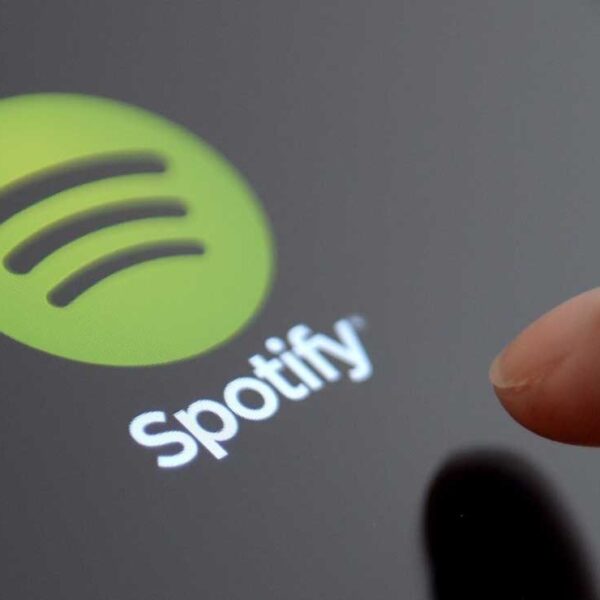 Spotify activó una nueva herramienta que añade la posibilidad de comenzar una búsqueda con su propio asistente de voz