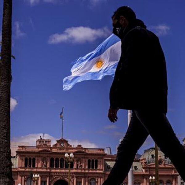 Argentina impondrá nuevas medidas tras registrar un récord de contagios