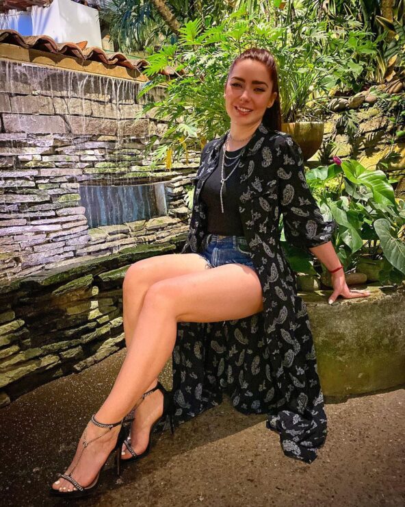 Ariadne Díaz posa al estilo de Yanet Garcia presumiendo el "derriere" en bikini