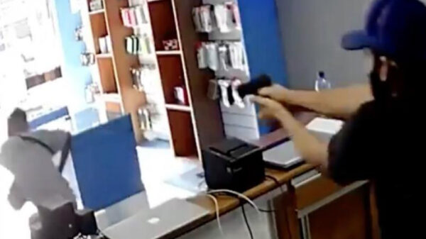 Mientras se disponía a huir, un asaltante fue baleado por el hombre que segundos antes había asaltado, el hecho quedó registrado en video