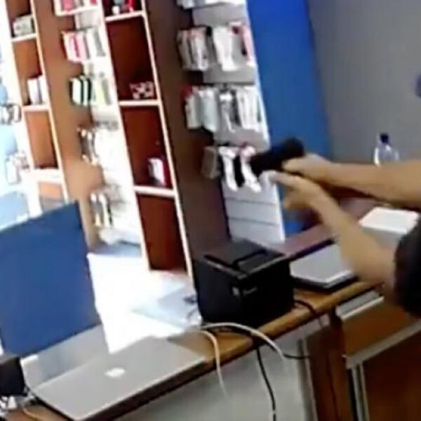 Mientras se disponía a huir, un asaltante fue baleado por el hombre que segundos antes había asaltado, el hecho quedó registrado en video