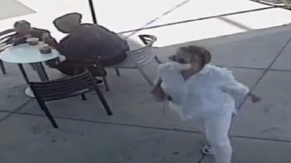 Todavía hay personas que se burlan de la pandemia,, prueba de ello, es una mujer que le tosió la cara a un bebé