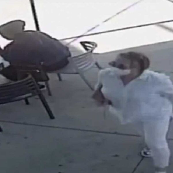 Todavía hay personas que se burlan de la pandemia,, prueba de ello, es una mujer que le tosió la cara a un bebé