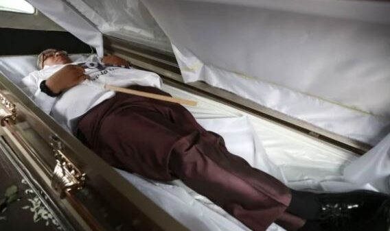 Creías que ya lo habías visto todo en temas de campaña, pue checa a este candidato que arrancó sus actos proselitistas de una forma peculiar.