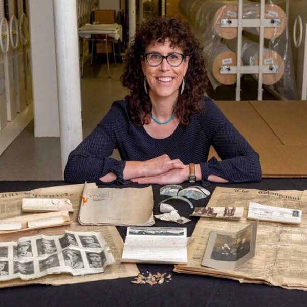 Un trabajador que taladraba el techo de la Galería Sarjeat, como parte de las labores para reforzar la sede, encontró una cápsula del tiempo