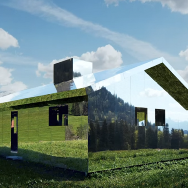 Doug Iitken, artista estadounidense, diseñó una casa cubierta de espejos en los Alpes suizos, una obra por demás espectacular