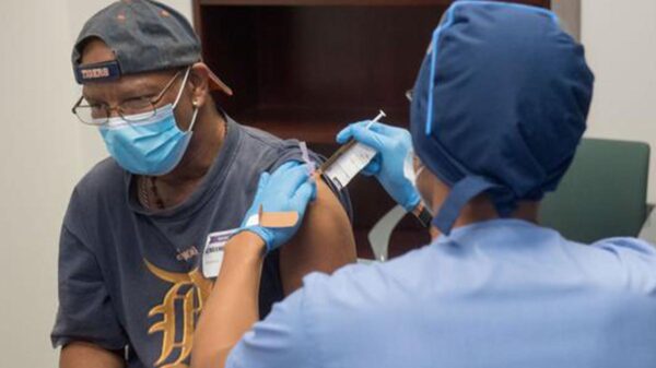 Supera Estados Unidos los 100 millones de vacunas aplicadas